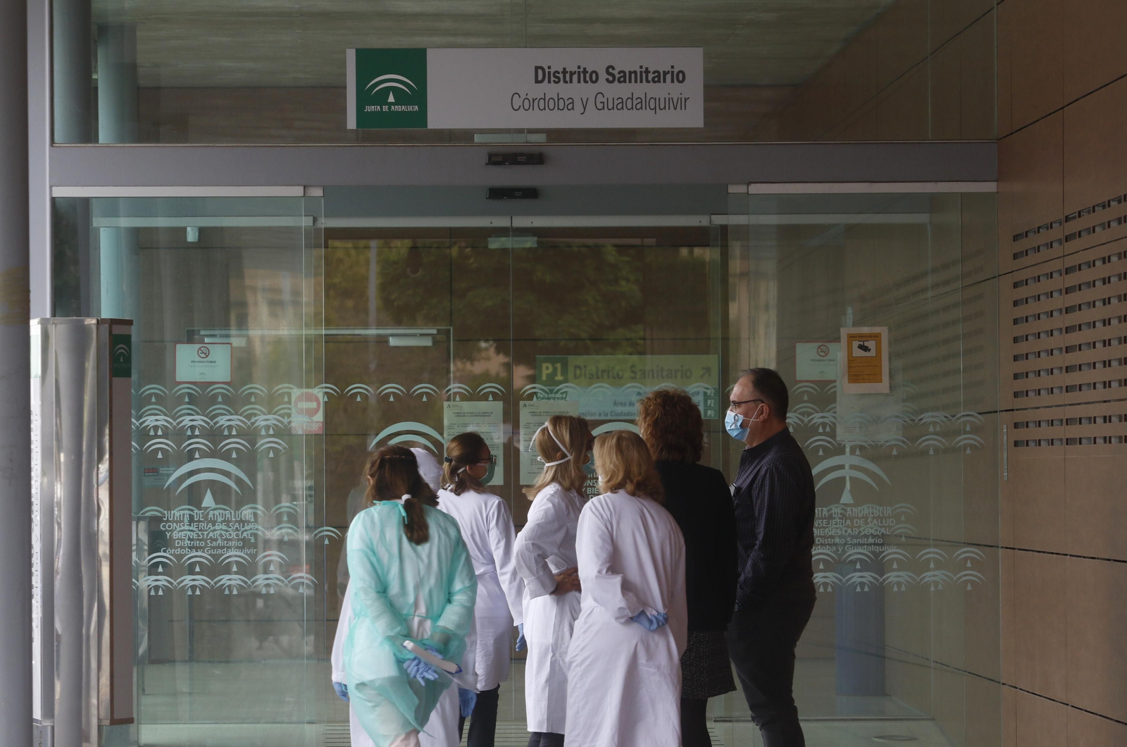 Varios profesionales entran en el centro Carlos Castilla del Pino.