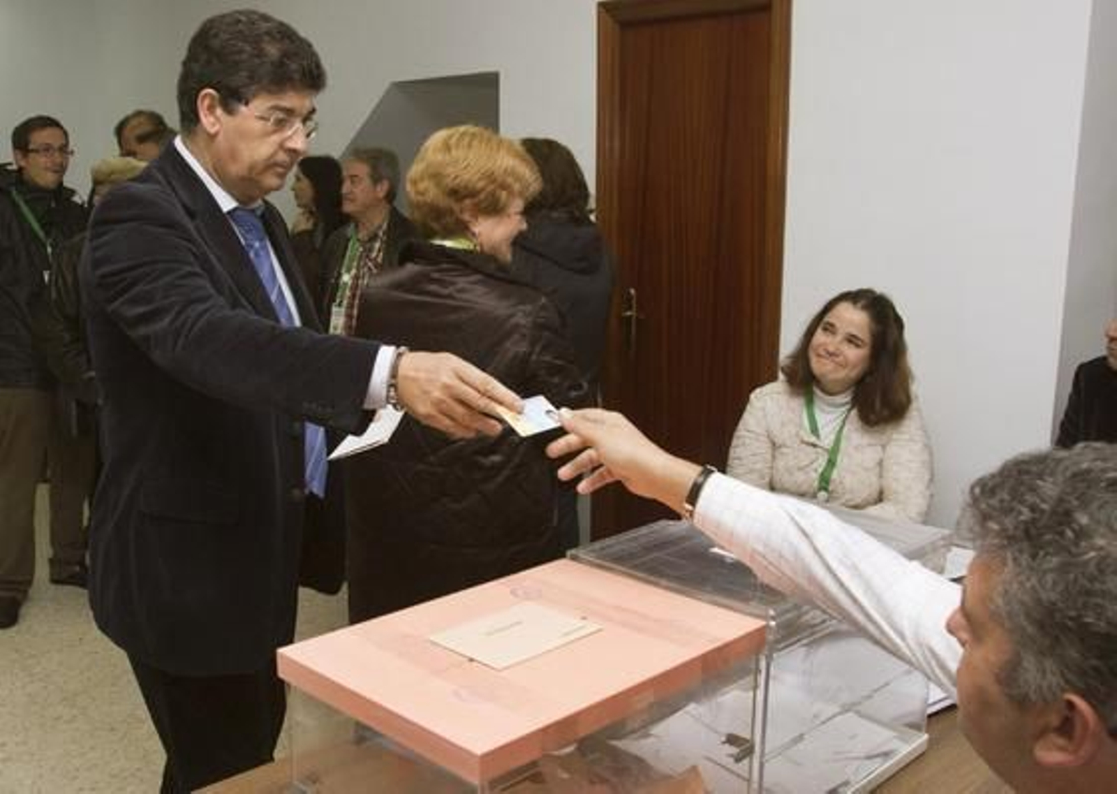 El líder de IU en Andalucía, Valderas, votó en Huelva.

Foto: EFE