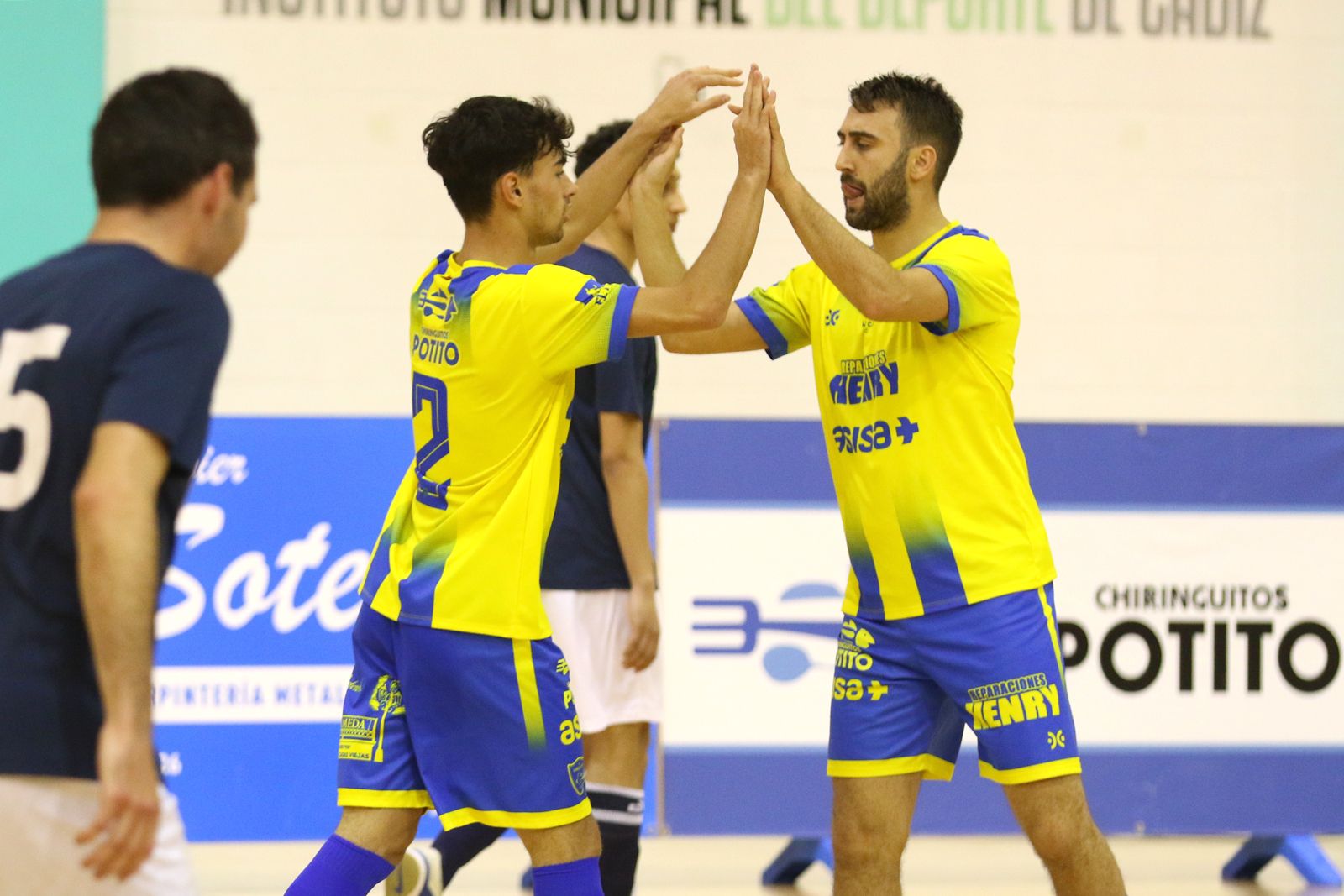 Celebración de uno de los goles del Cádiz CF Virgili.
