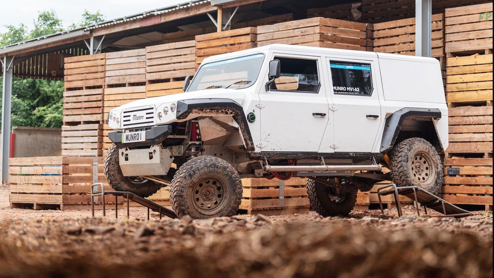 Las posibilidades off-road de este todoterreno eléctrico le deben permitir moverse fuera del asfalto con enorme agilidad.