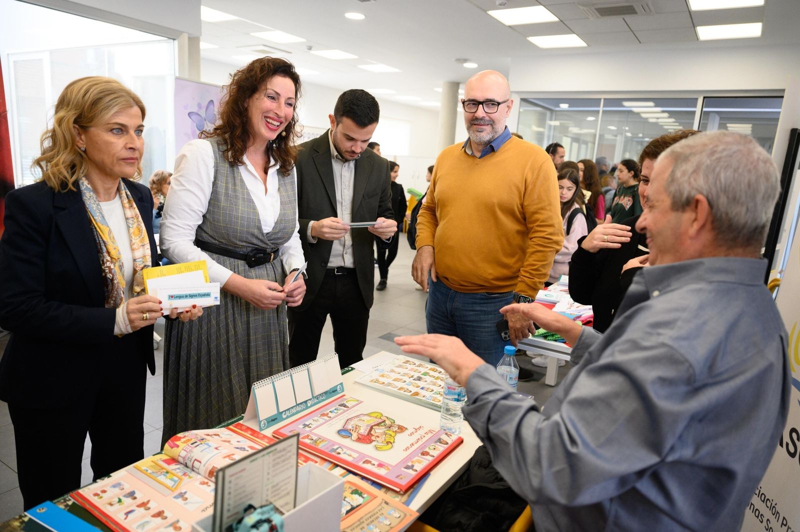 La alcaldesa de Almería junto a los concejales del Ayuntamiento visitan el espacio Alma que celebra su Jornada de Puertas abiertas y la Feria de las Asociaciones con motivo del Día del Voluntariado y del Día de la Discapacidad