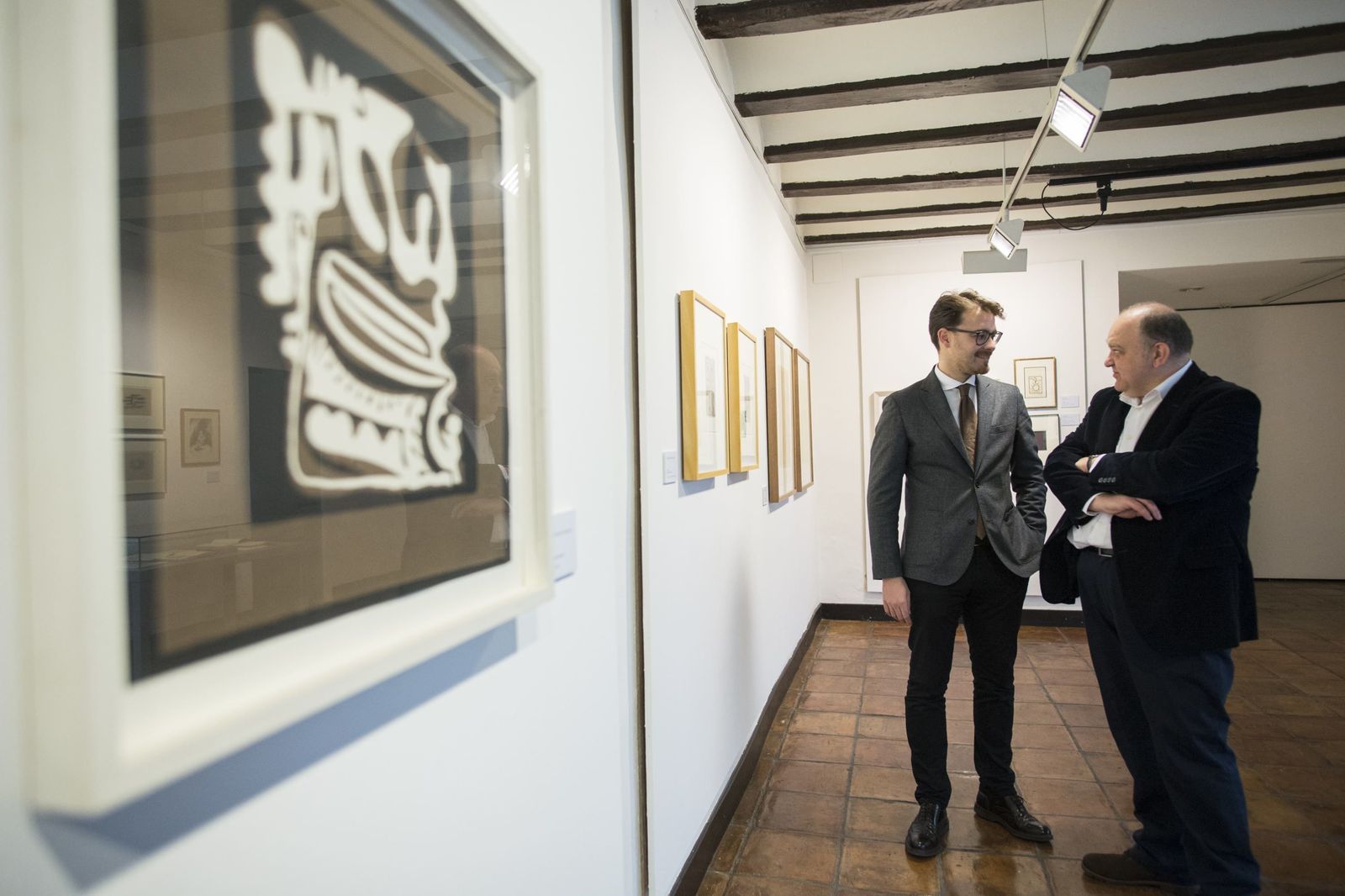 El delegado de Cultura, Guillermo Quero, en la exposición junto al comisario, Antonio García Bascón.