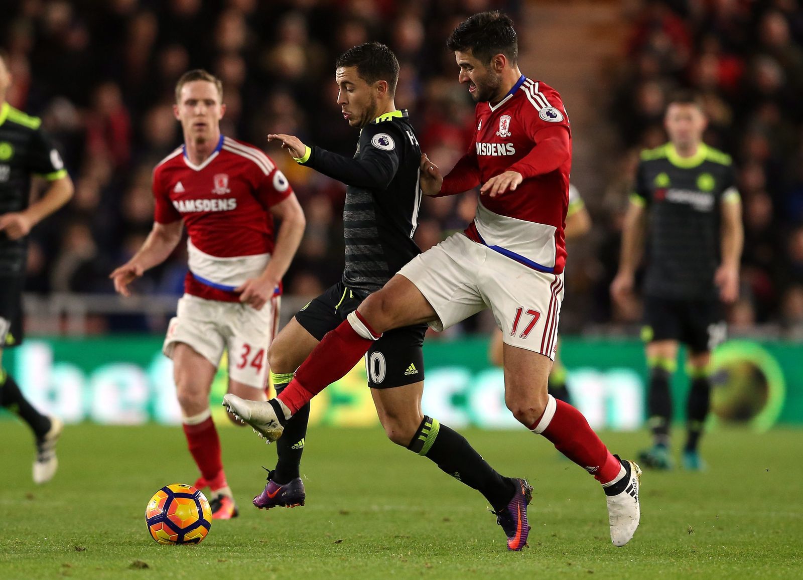 Antonio Barragán disputa un balón con el belga Hazard durante un partido de la pasada temporada.