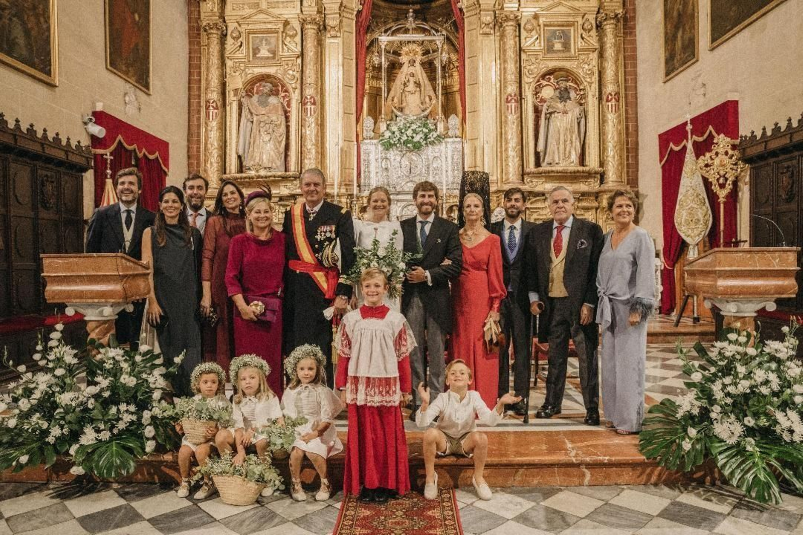 El nuevo matrimonio con Juan Rodríguez Benavente, Carlos Delage, Arancha y Teresa Cornago, Teresa Goenechea de la Rosa, Juan Antonio Cornago Diufaín, Amparo Bernal Fernández de la Reguera, Jaime Velasco, Miguel Velasco García, Cristina Macías, Carlos, Teresa y Antón Delage y Arancha y Paloma Rodríguez Cornago.