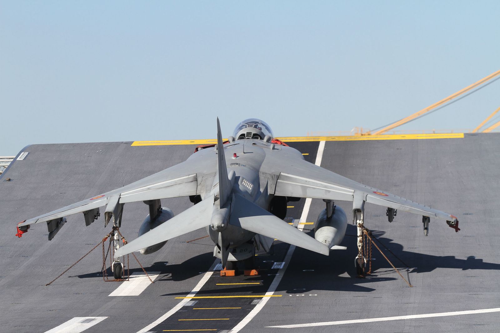 Imágenes de las primeras horas del portaaviones "Juan Carlos I" en el puerto de Huelva, durante su visita este fin de semana