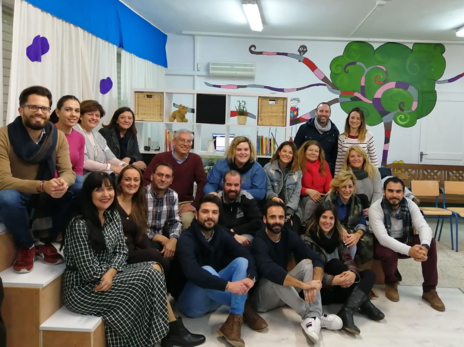 Foto de familia en la nueva biblioteca del 'García Lorca'.