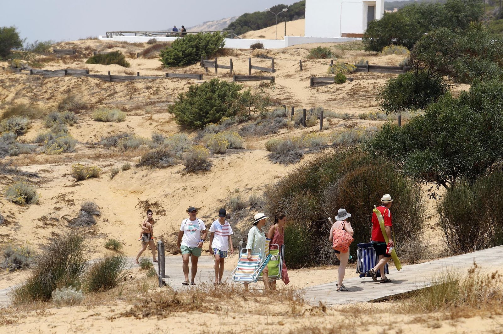 Un día en las playas de Huelva, en imágenes