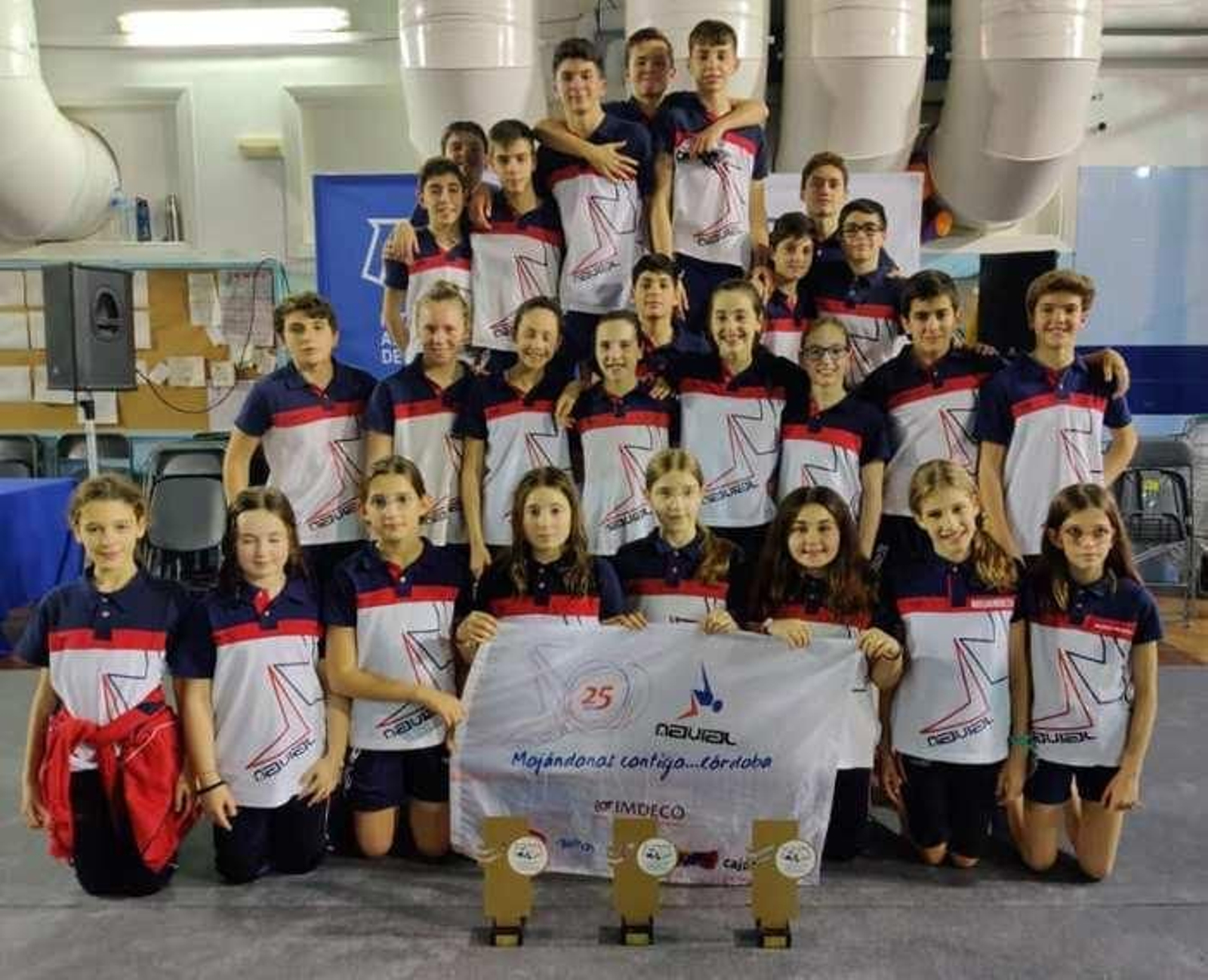 La expedición alevín del Navial al Andaluz posa tras su nuevo éxito.