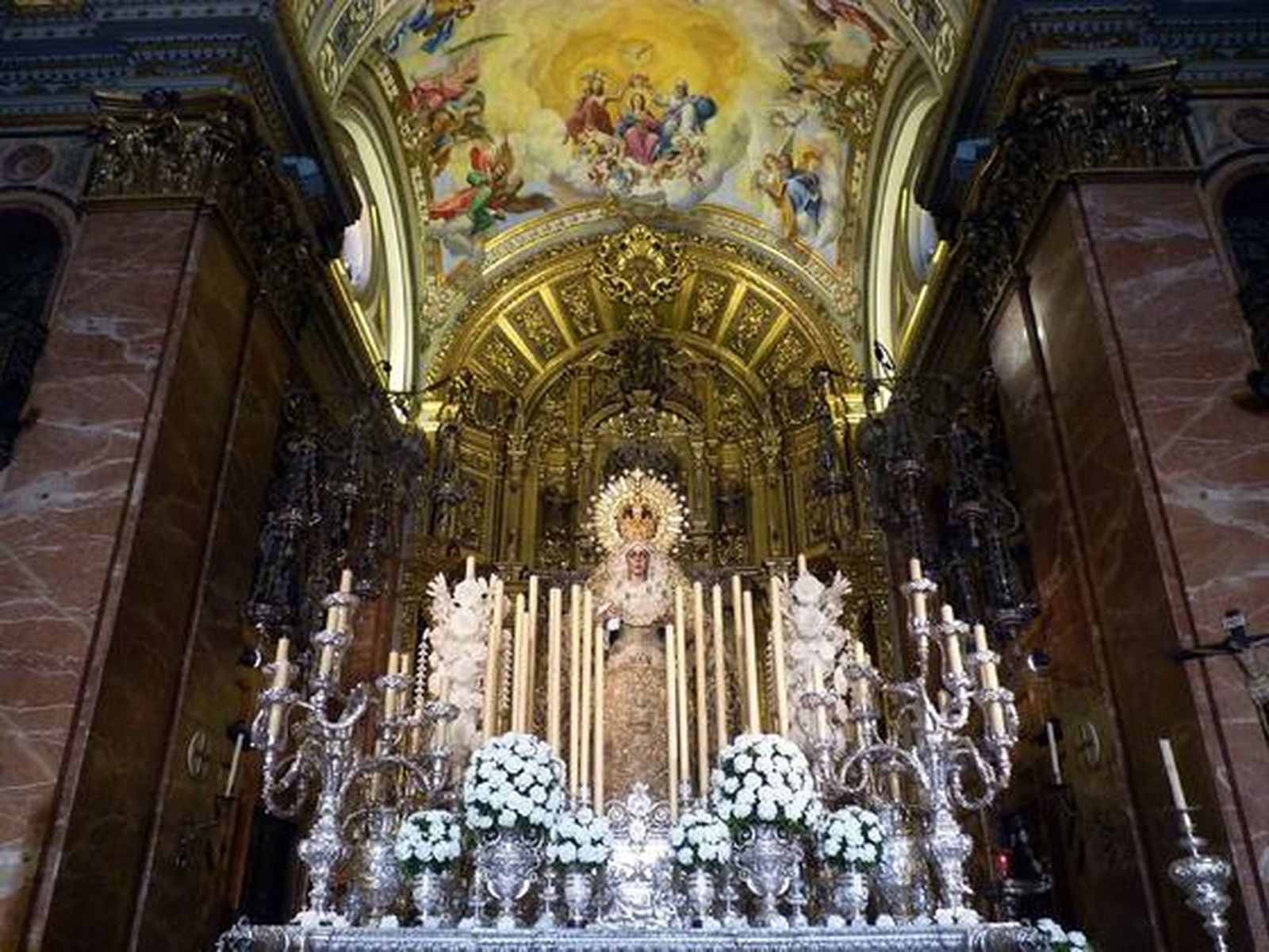 La Macarena luce en el paso para la beatificación de Madre María de la Purísima.

Foto: Ruesga Bono