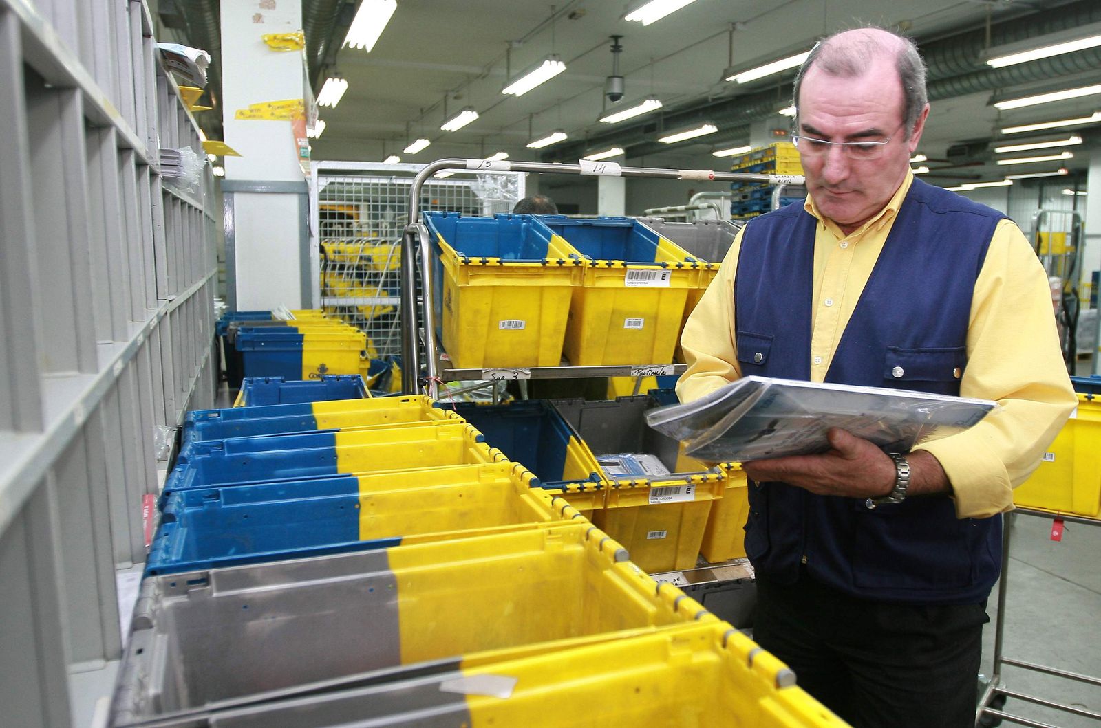 Actividad en una oficina de Correos.