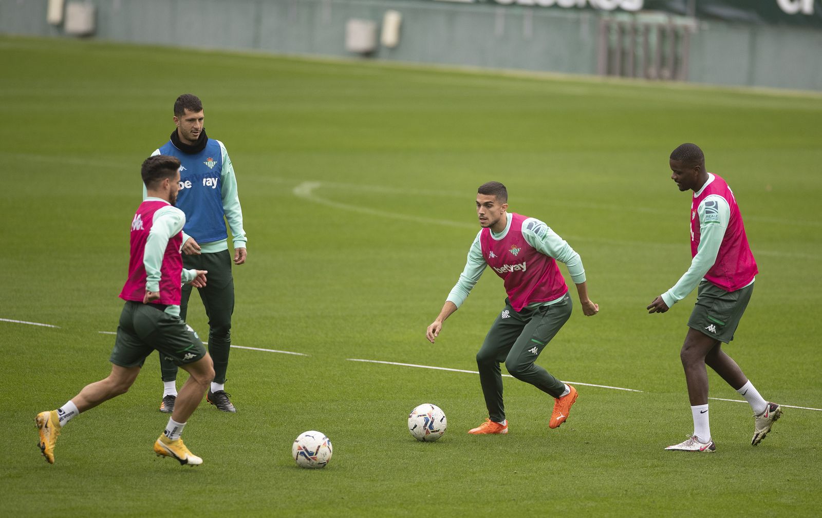 Bartra pugna con Álex Moreno en presencia de Guido y William Carvalho.