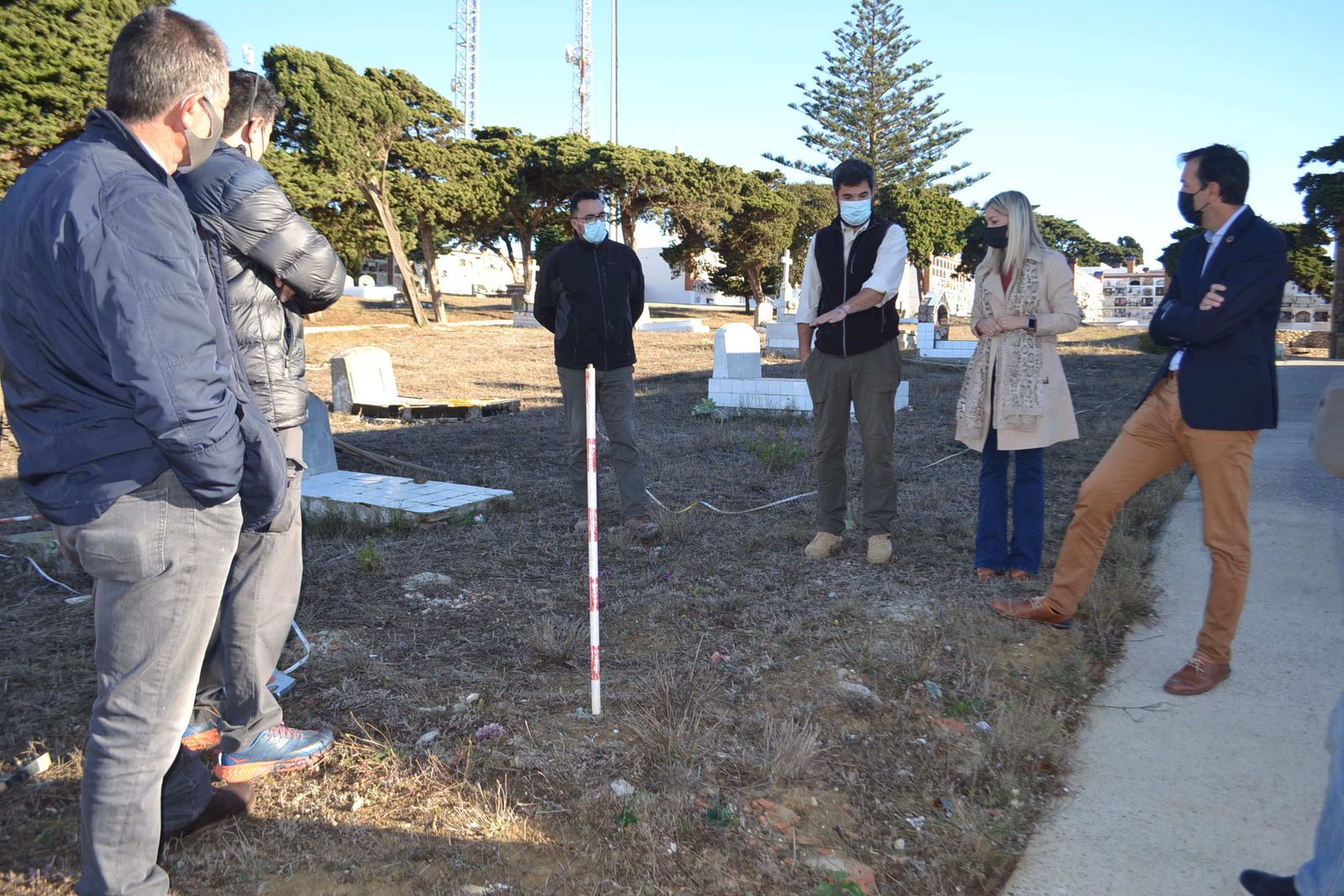 El comienzo de las exhumaciones en el cementerio de Tarifa, este viernes.