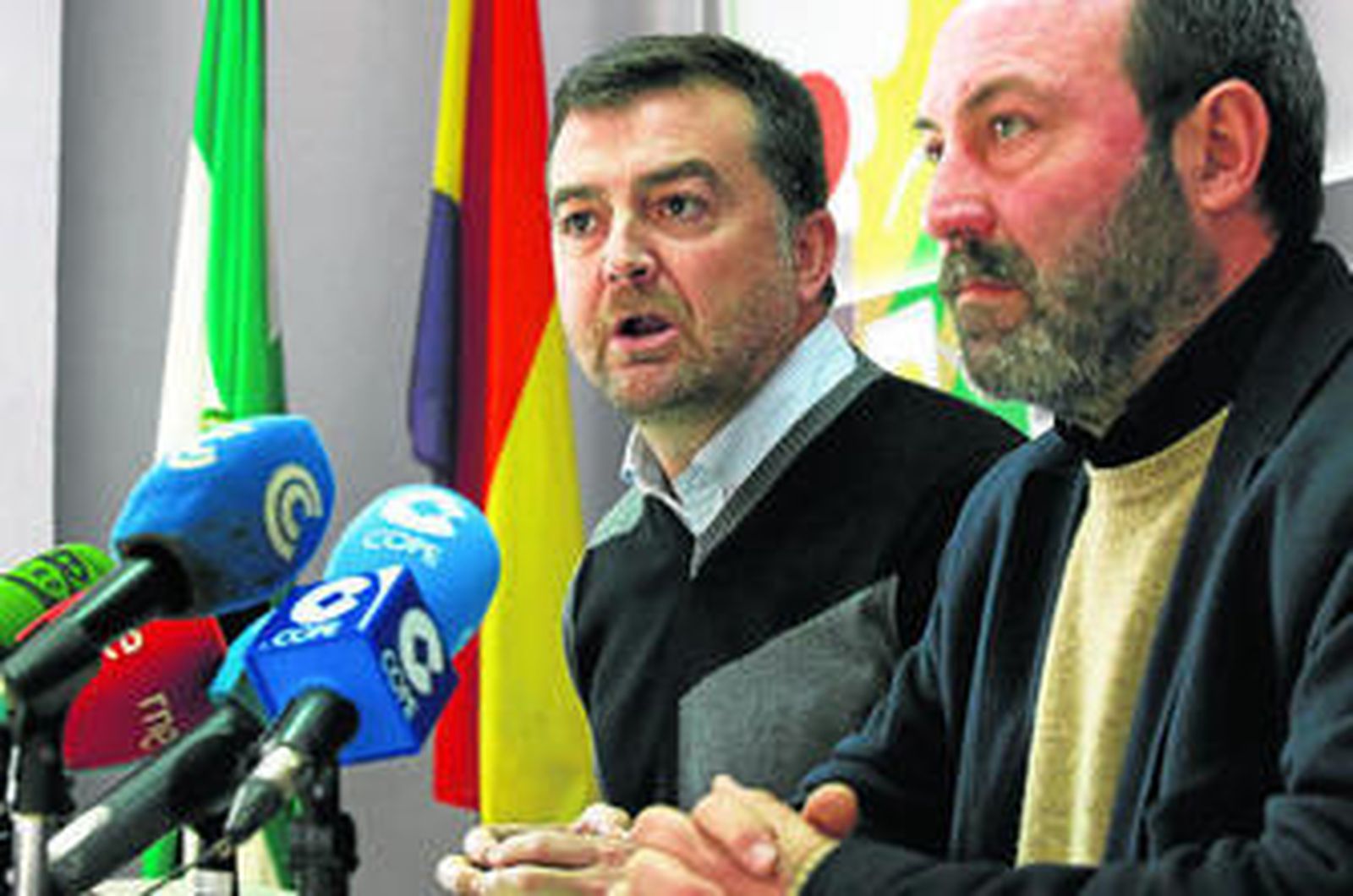 Antonio Maíllo y Pedro Jiménez, ayer, en la sede de IU.