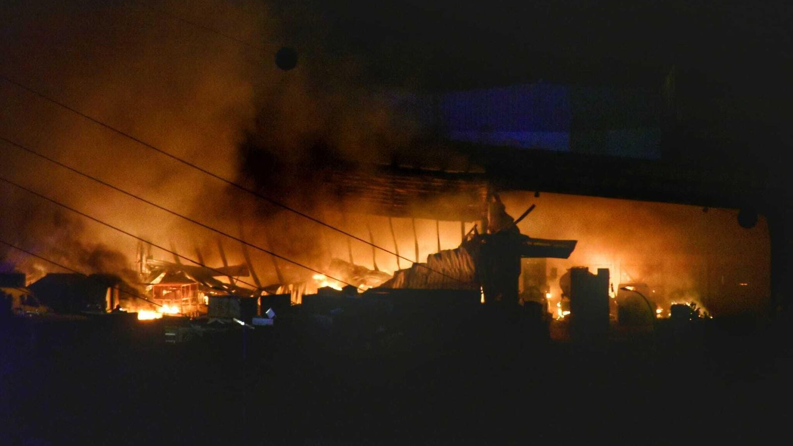 Incendio en tres naves de Limpiasol. Incendio en tres naves de Limpiasol.