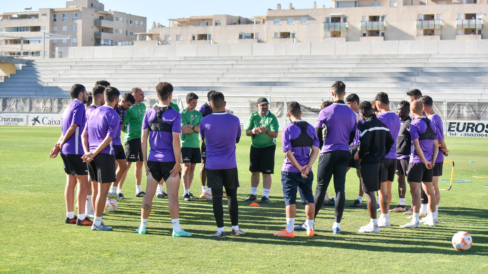 Fotos del primer entrenamiento de Víctor Basadre nuevo entrenador de la Balona