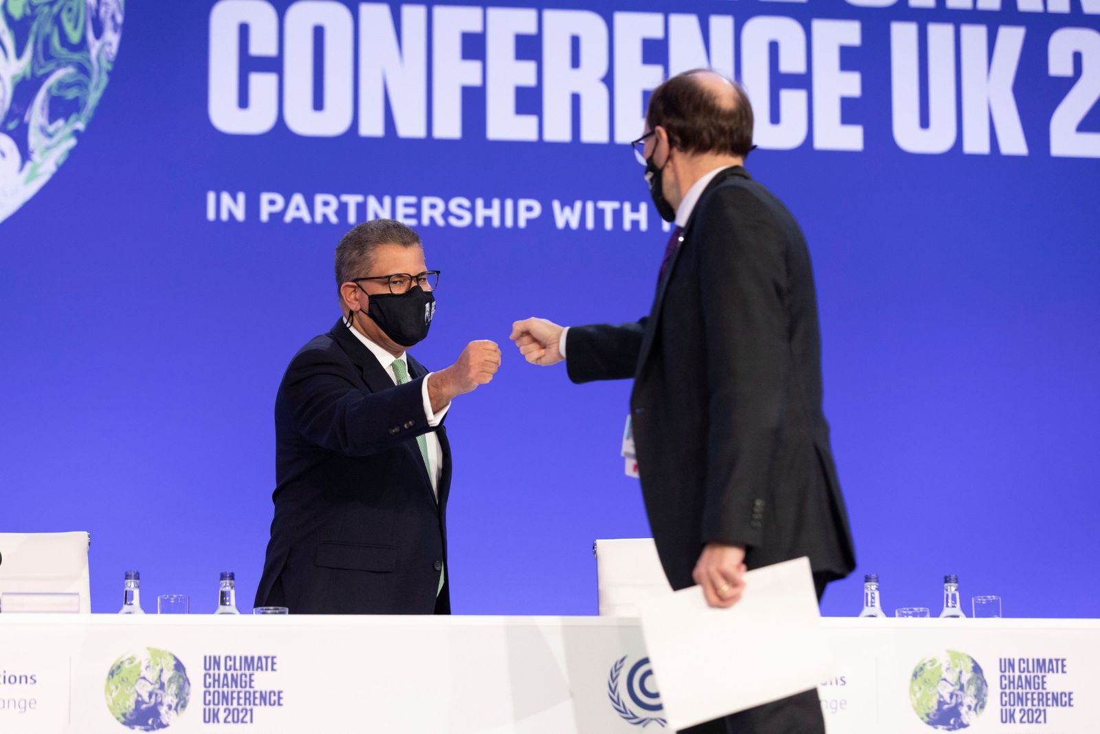 Alok Sharma (i), durante la jornada de este sábado.