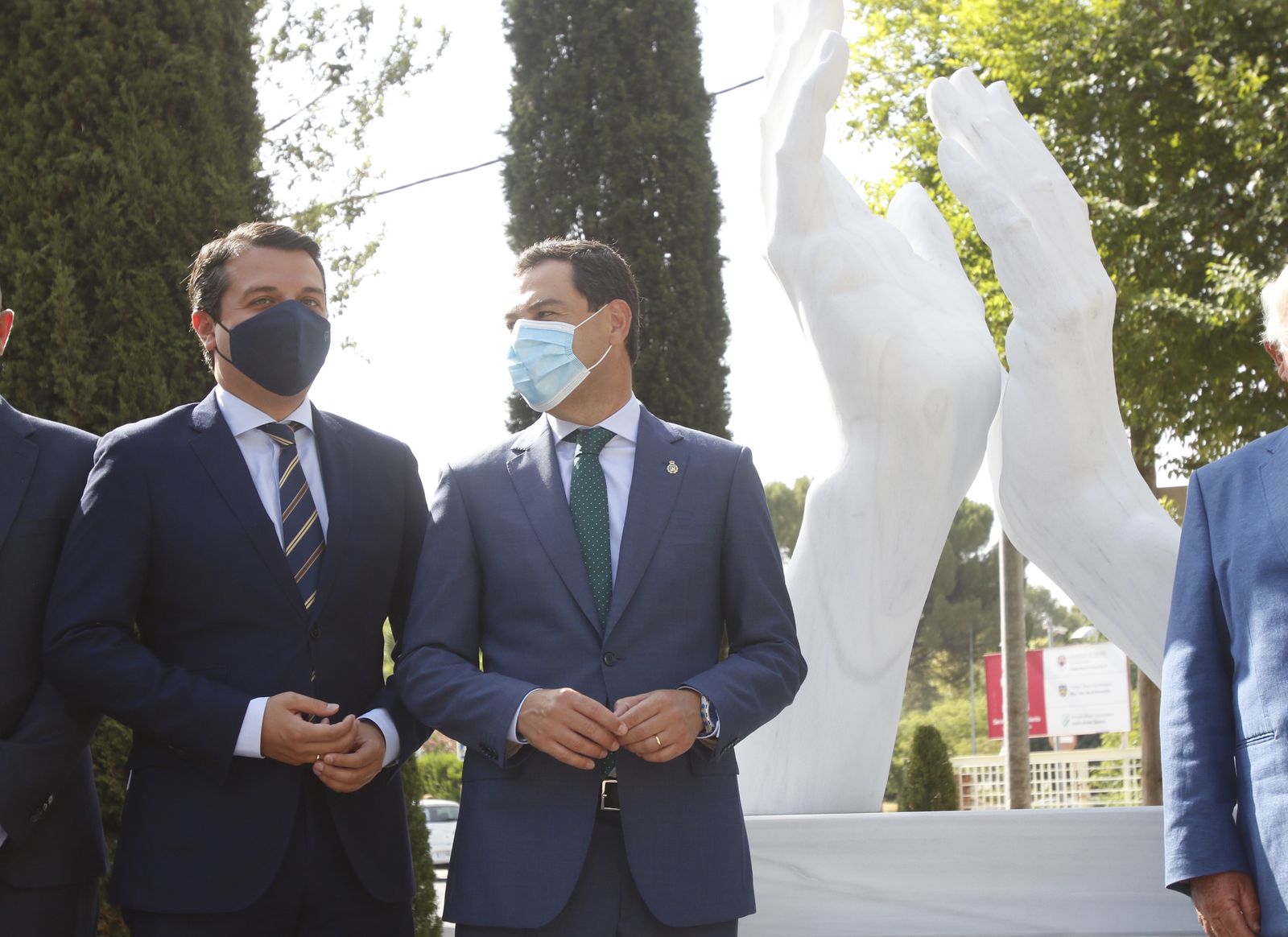 La escultura en honor a los sanitarios en Córdoba, en fotos
