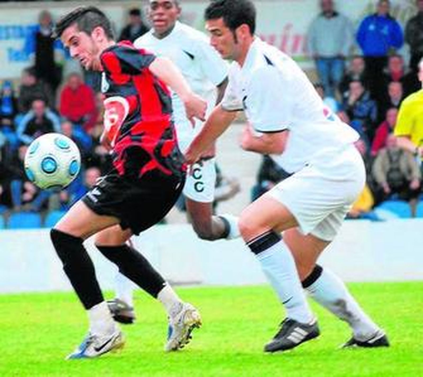 Bello, que sería sustituido, protege el esférico ante un rival ceutí.