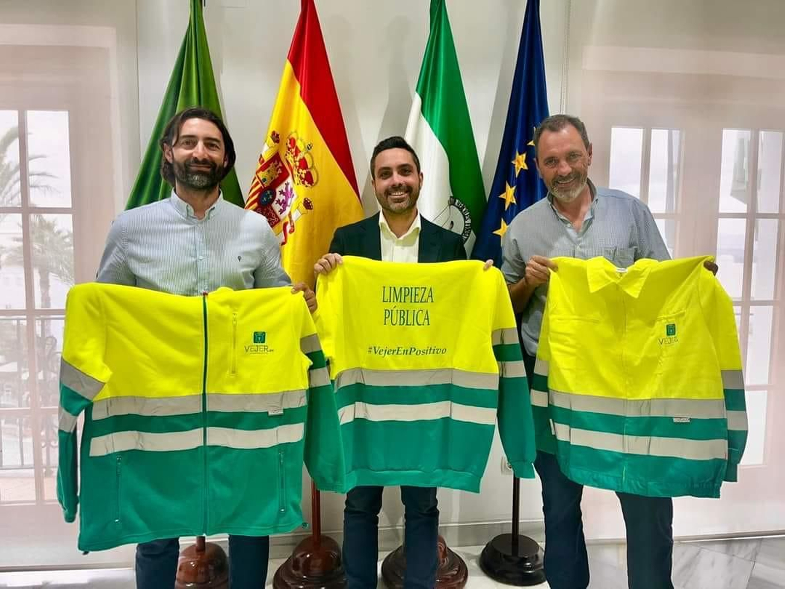 Acto de presentación de los nuevos uniformes del servicio municpal de limpieza de Vejer, con el alcalde en el centro. Acto de presentación de los nuevos uniformes del servicio municpal de limpieza de Vejer, con el alcalde en el centro.
