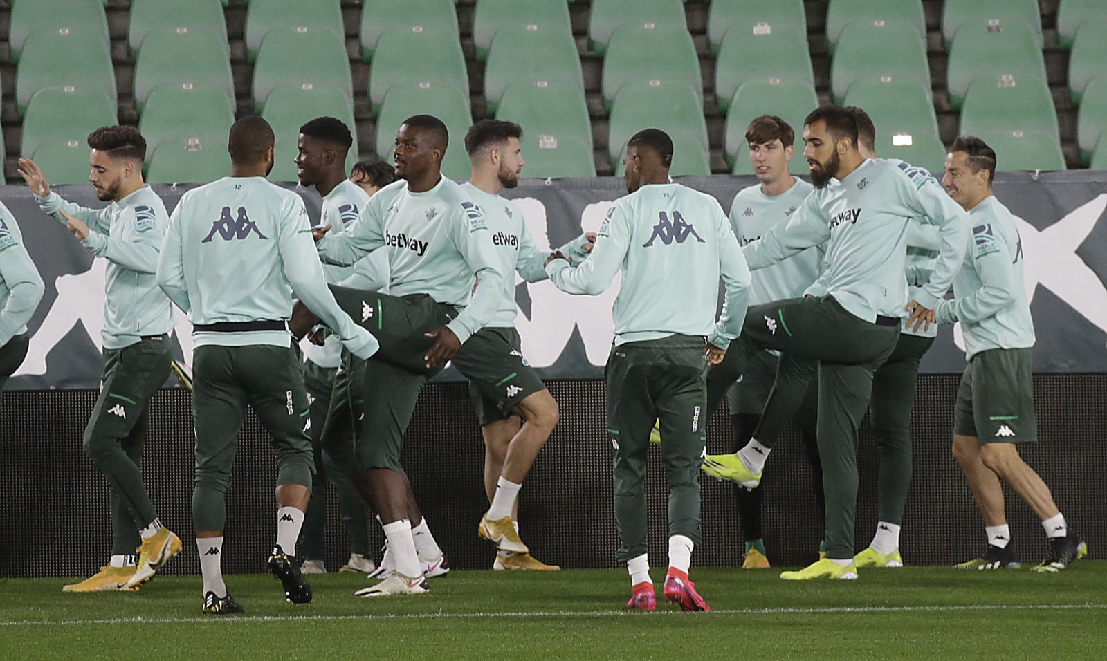 Los jugadores béticos en el entrenamiento vespertino de ayer.