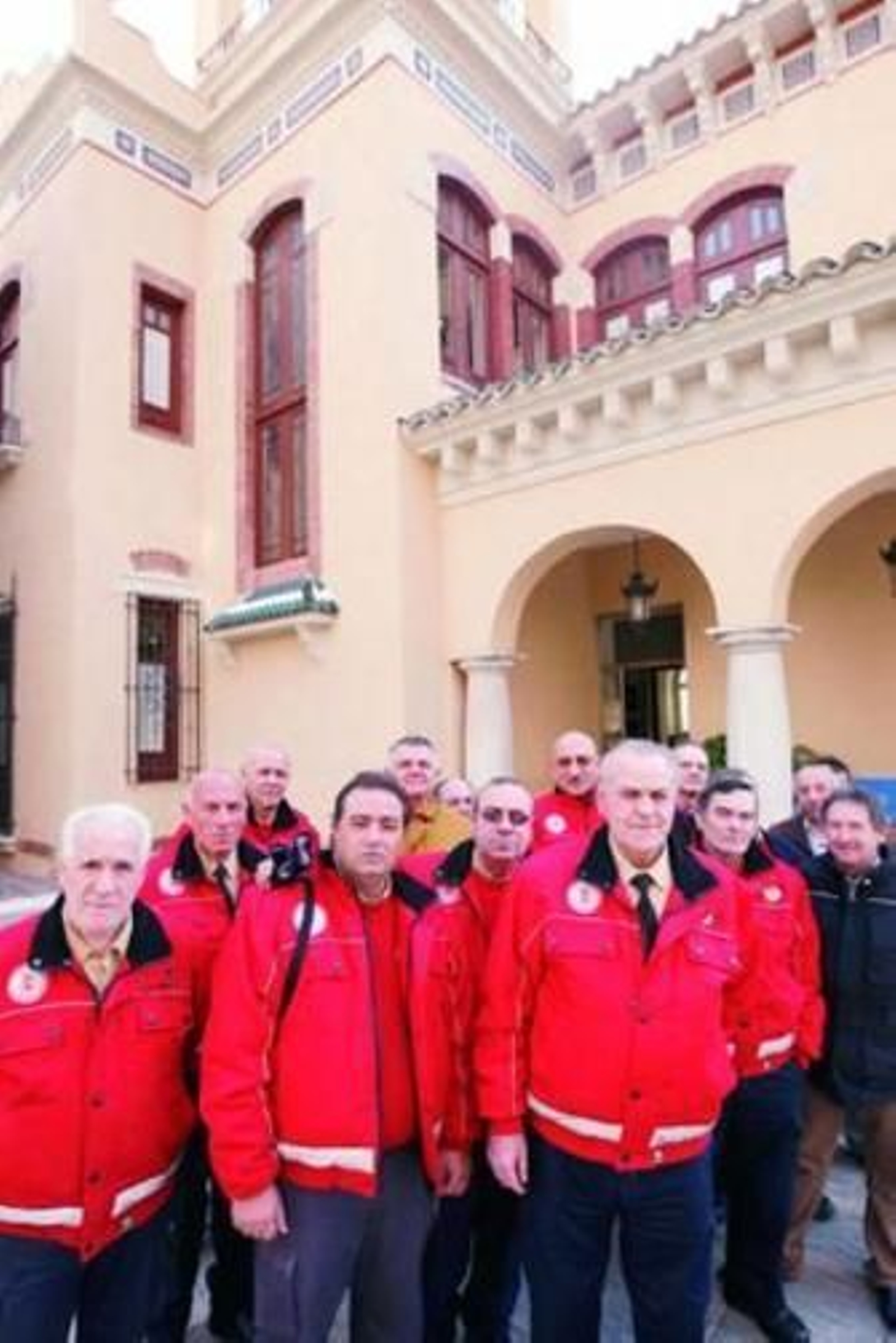 Algunos serenos ante Alcaldía a finales de diciembre de 2007.