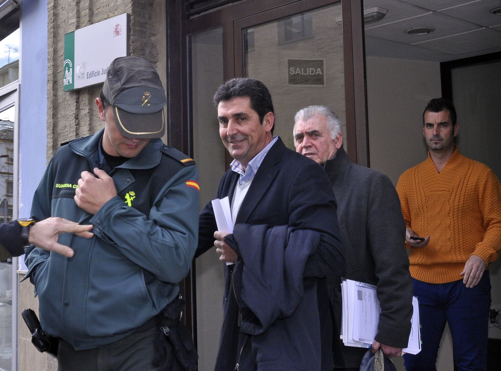 El ex alcalde de Los Palacios, Antonio Maestre (PSOE), en el centro de la imagen.