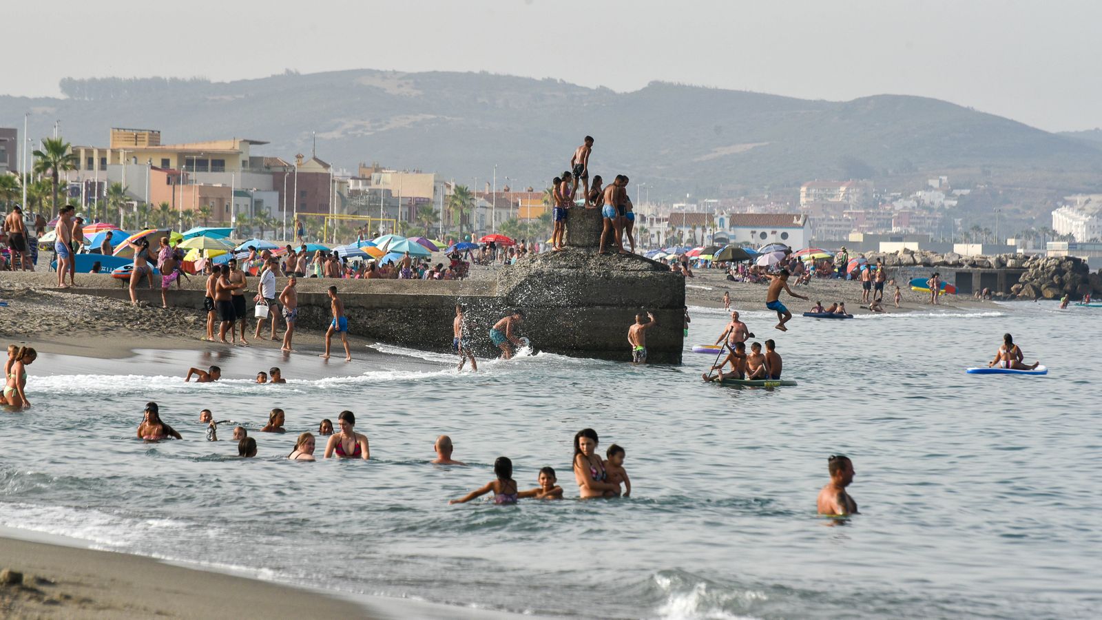 Las fotos de la tarde de playa en familia en La Línea