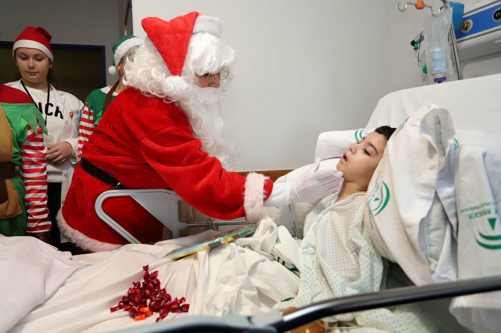 Imágenes de la visita de Papá Noel a los niños del hospital Juan Ramón Jiménez