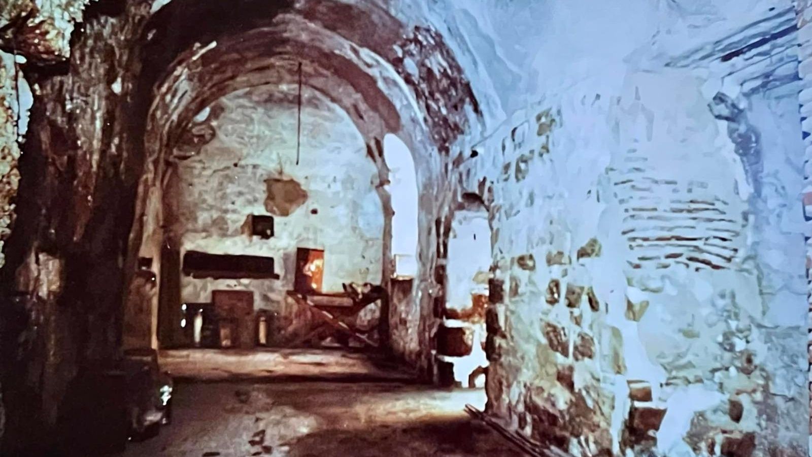 Restos de los Baños del Naranjo bajo una de las casas.