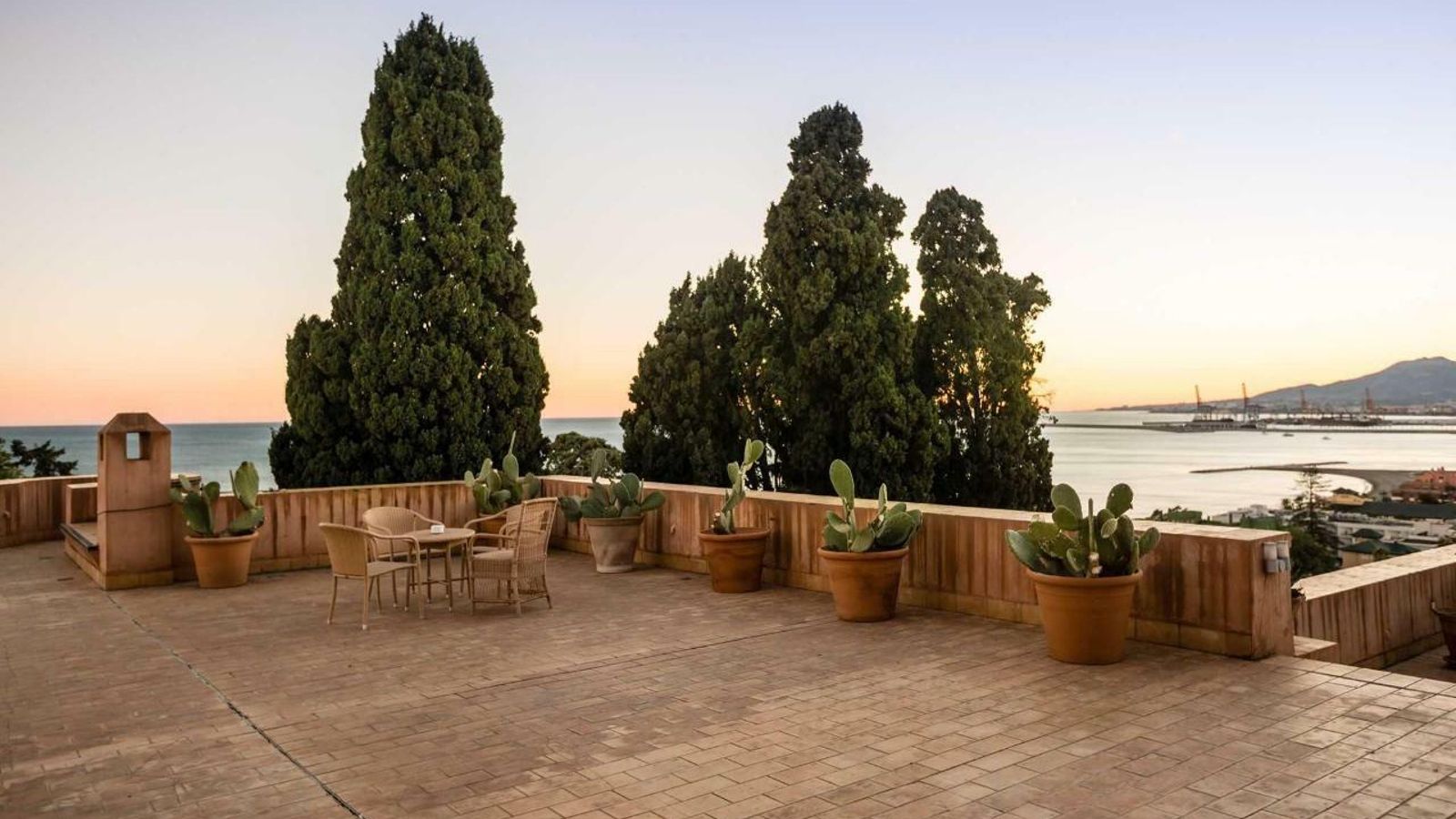 Terraza del hotel del Castillo de Santa Catalina y la bahía de Málaga al fondo. Terraza del hotel del Castillo de Santa Catalina y la bahía de Málaga al fondo.
