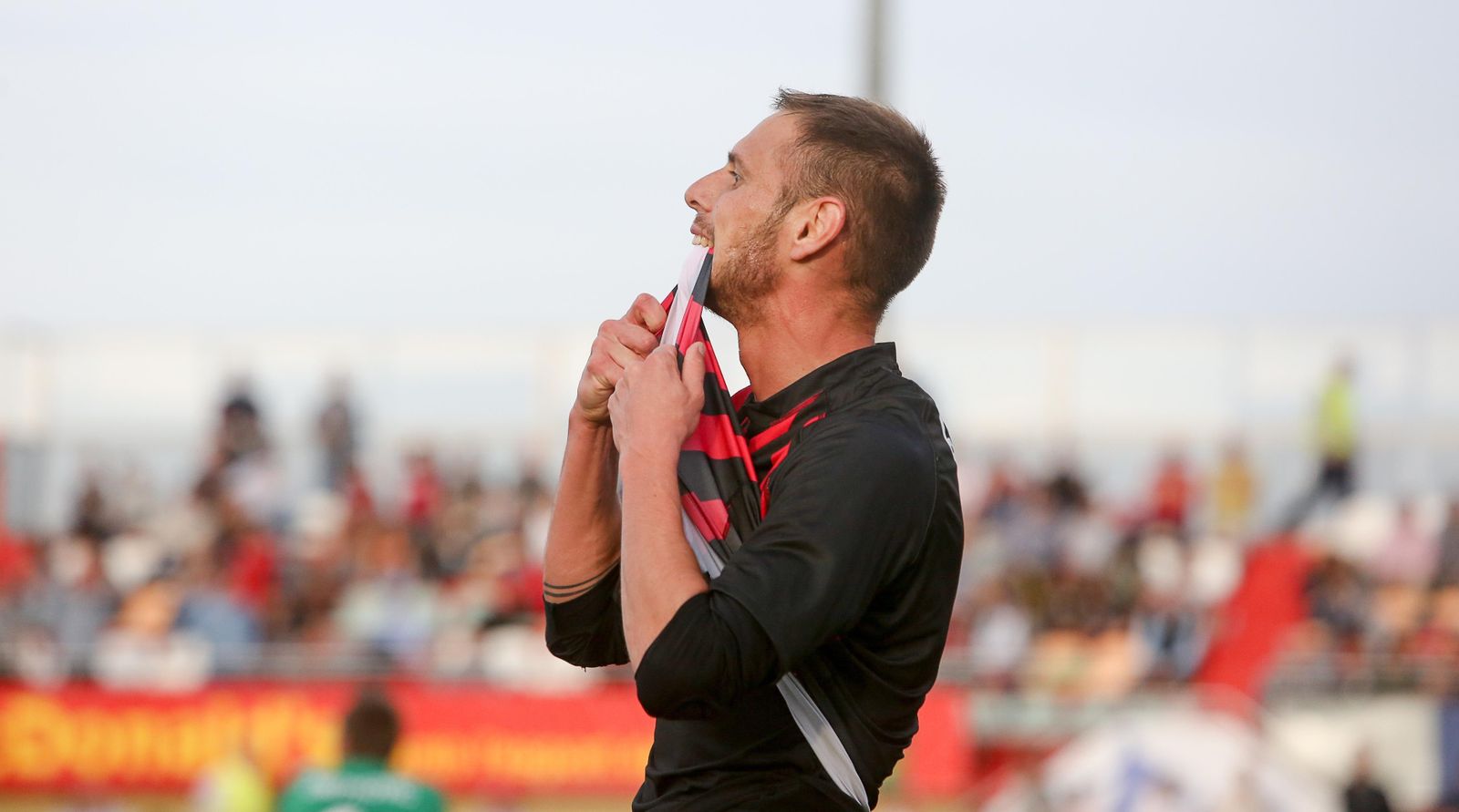 David Querol muerde su camiseta en un gesto de rabia.