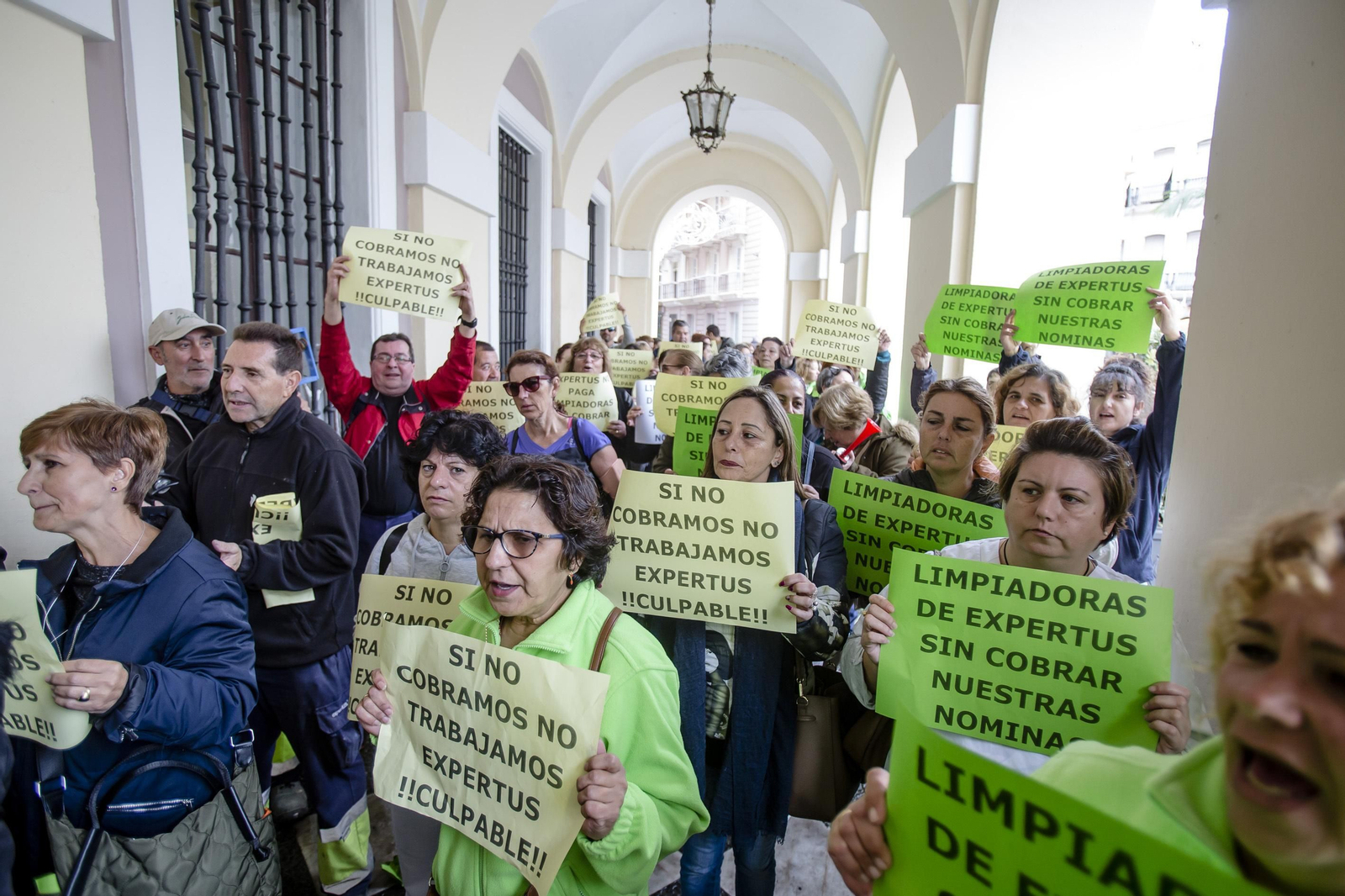 Limpiadoras de servicios municipales, manifestándose ante el Ayuntamiento, en una imagen de archivo.