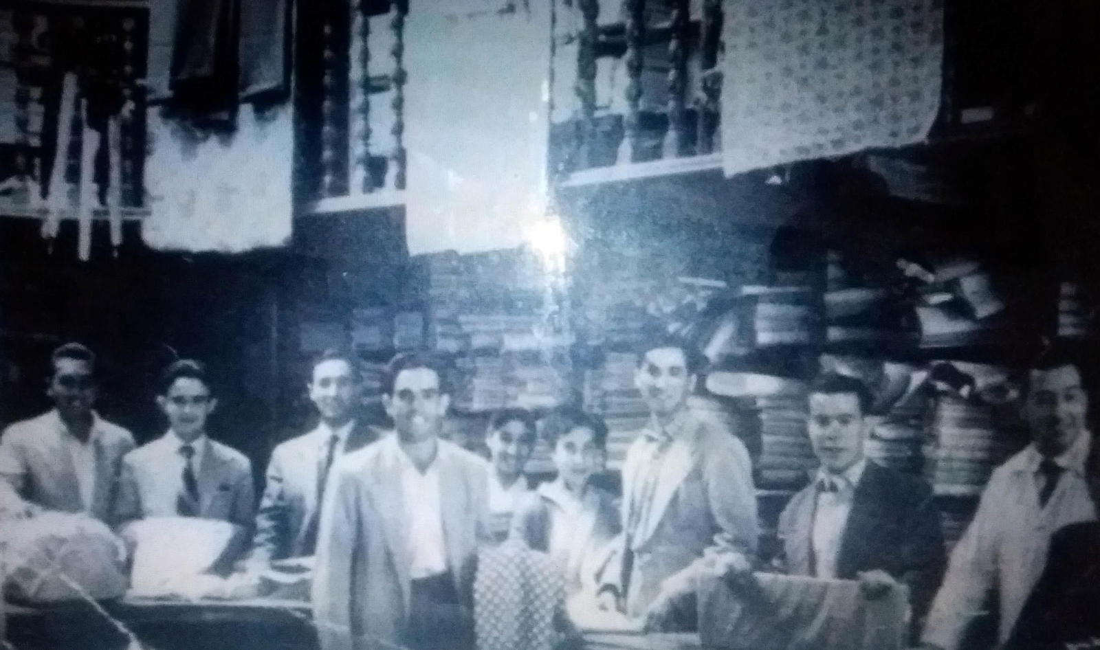 Una imagen de la primera tienda que la familia Corrales montó en Olvera.