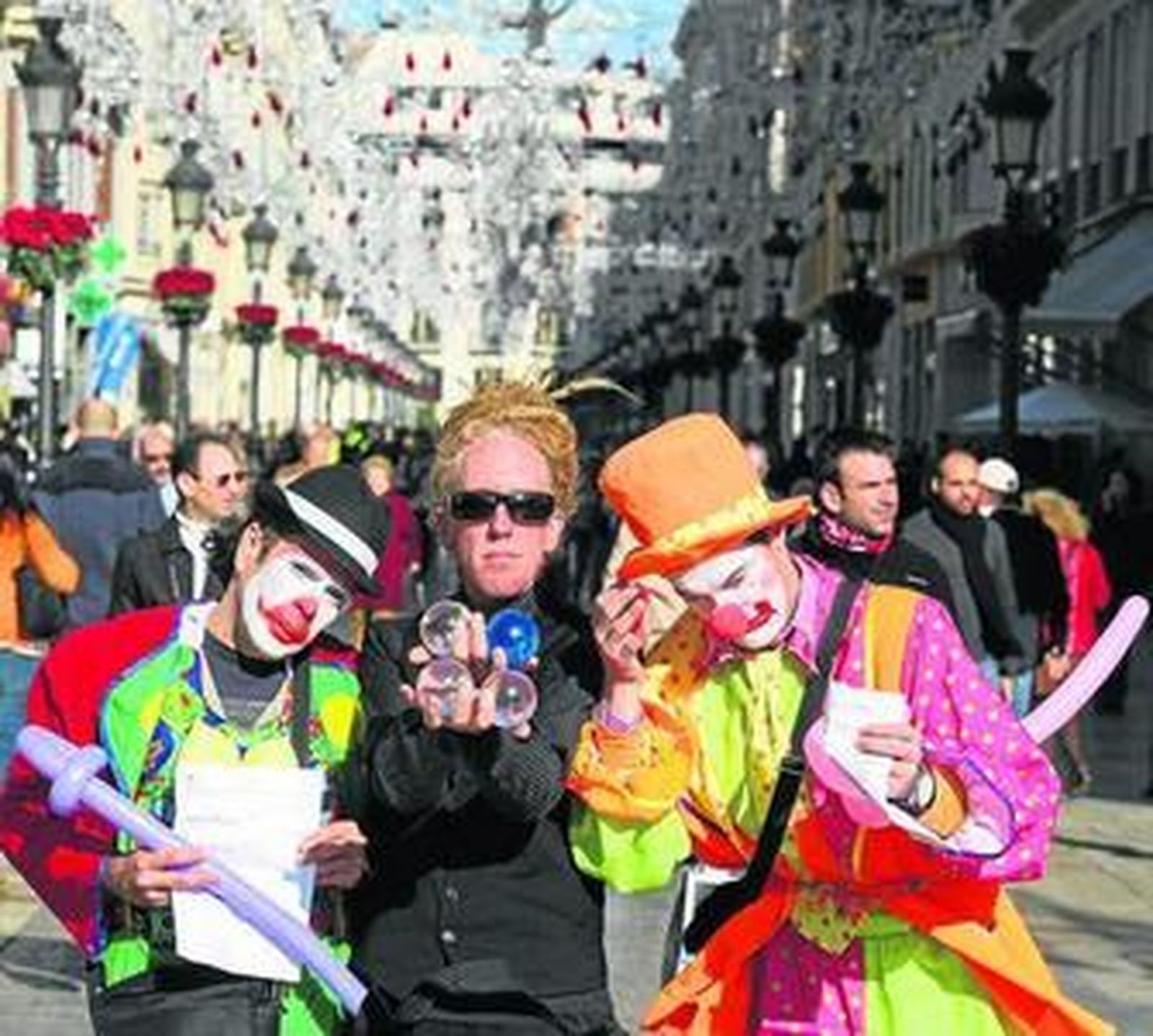 Tres de los artistas callejeros muestran la solicitud que han presentado para obtener el permiso.