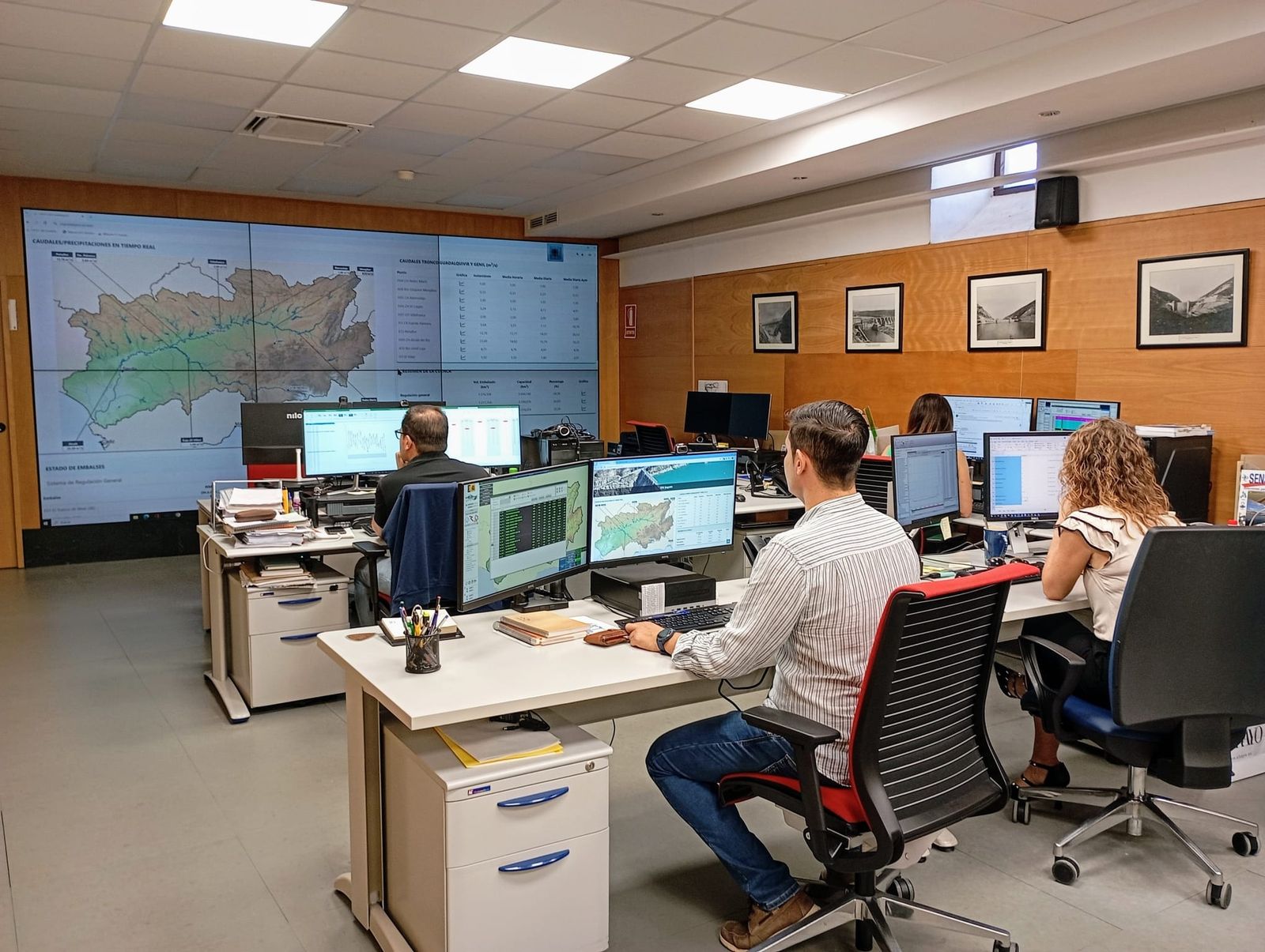 Centro de proceso de datos en las oficinas de la CHG en Sevilla.