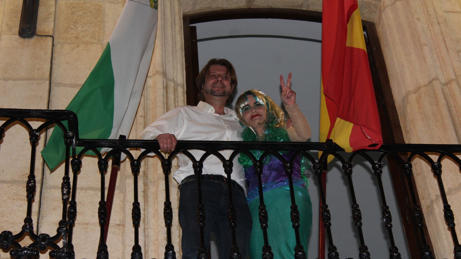 Alfonso Pérez y Mari Carmen Gutiérrez en el balcón del ayuntamiento.