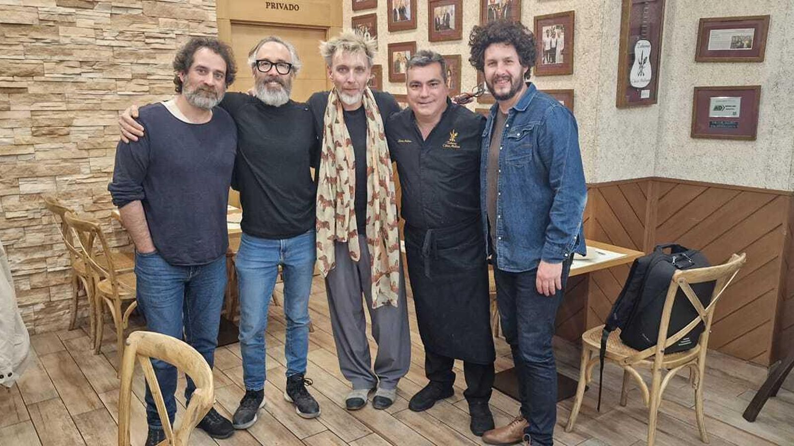 El grupo barcelonés Elefantes también disfrutaron de la cocina del chef Javier Medina El grupo barcelonés Elefantes también disfrutaron de la cocina del chef Javier Medina
