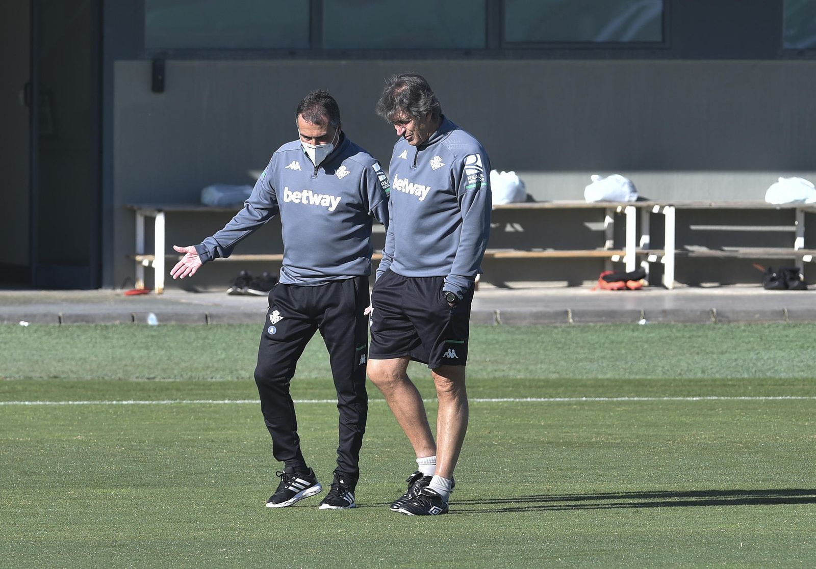 Manuel Pellegrini, pensativo, dialoga con Alexis en un entrenamiento.