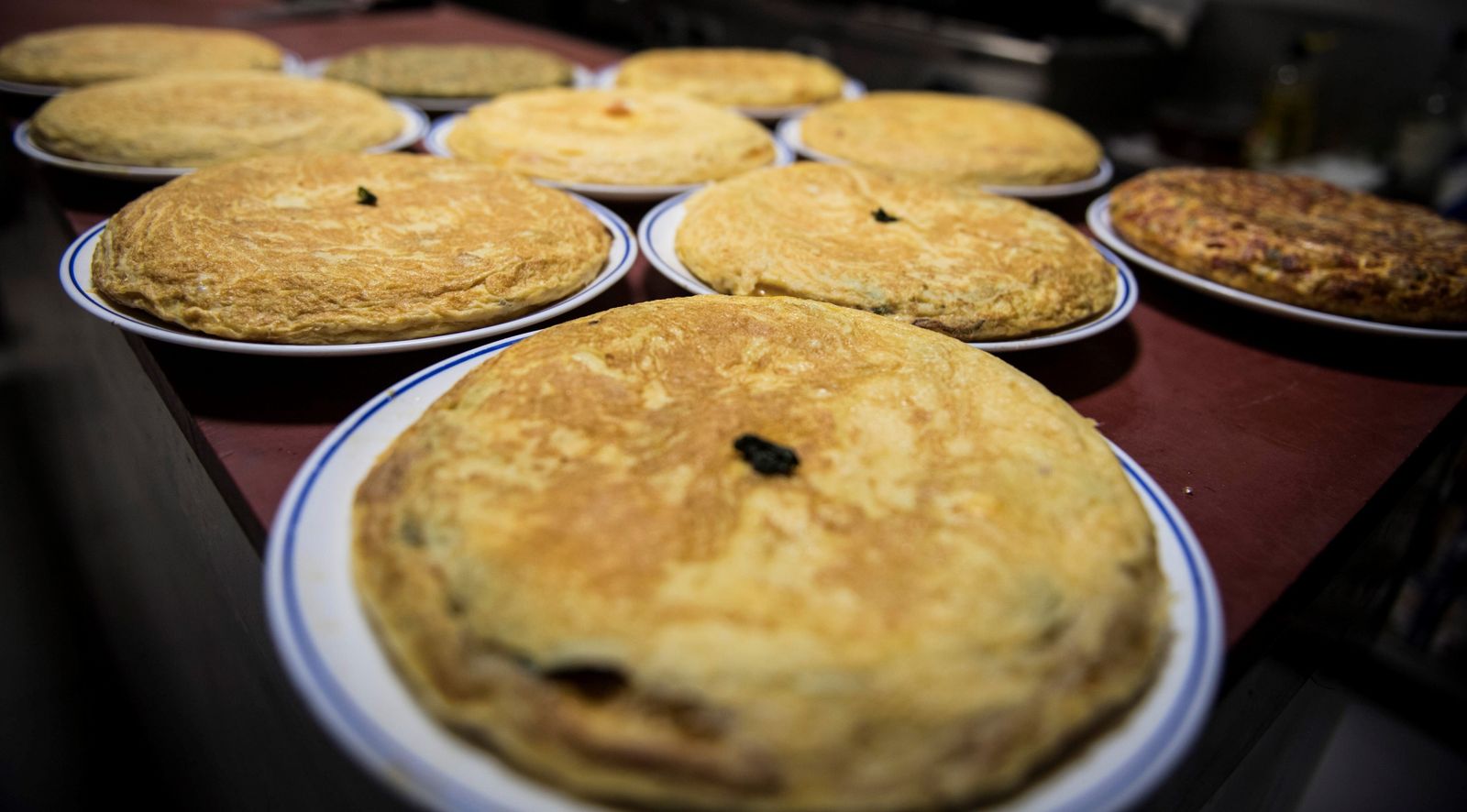 Varias tortillas, en una cocina.