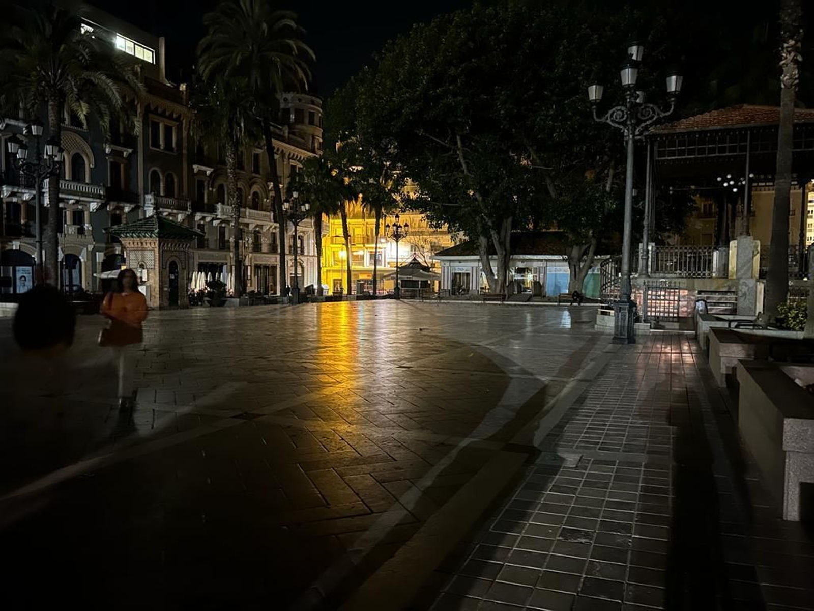 La Plaza de las Monjas, a oscuras esta noche.