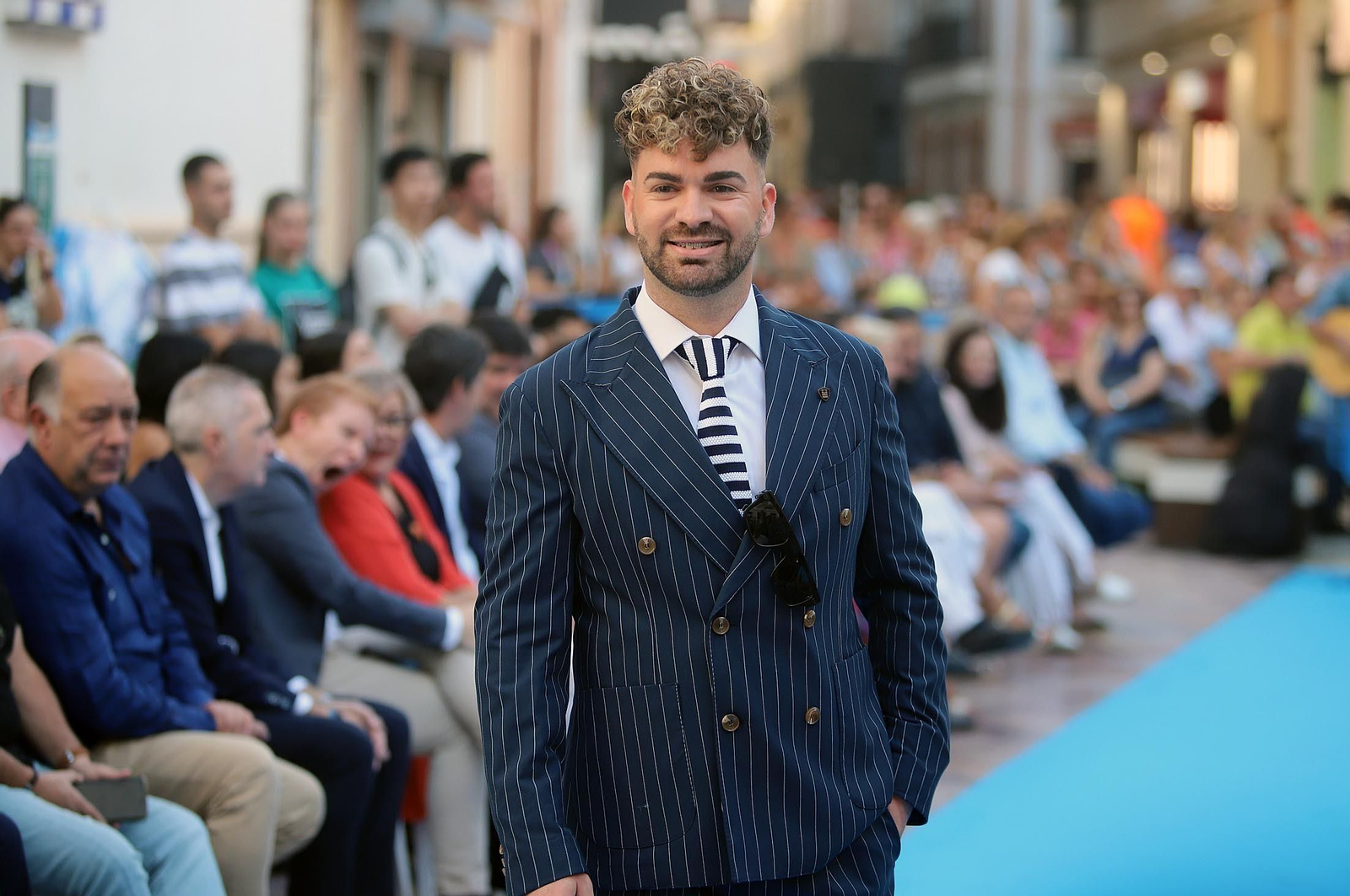 Imágenes de Huelva en blanco y azul, la noche del comercio