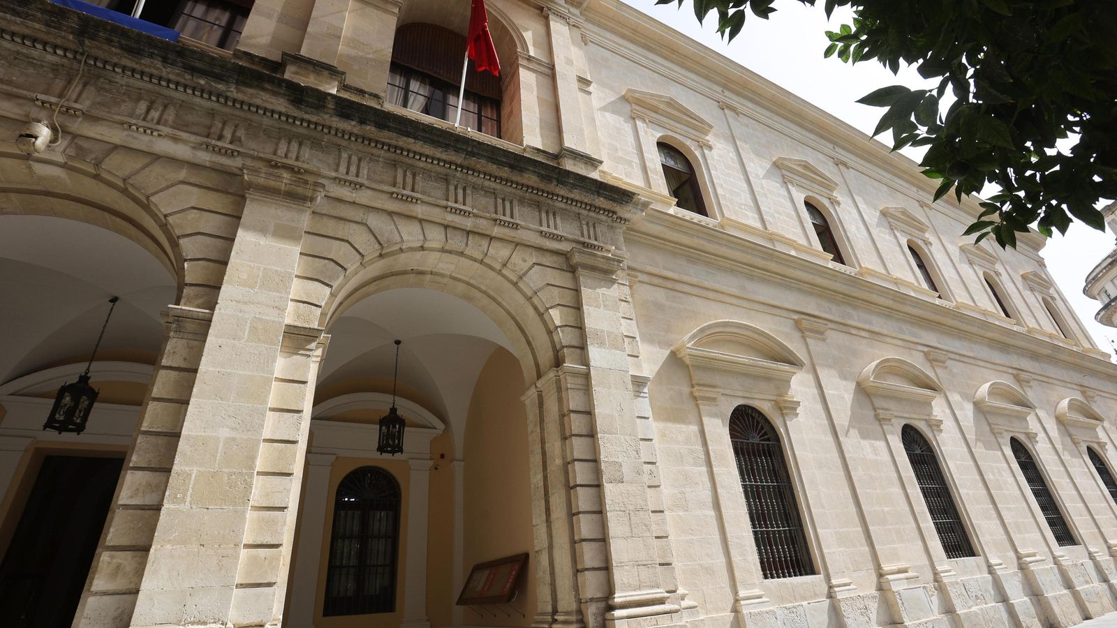A la izquierda se ve un tramo de fachada en la Plaza Nueva todavía sin intervenir, mientras que a la derecha se ve ya restaurada (salvo el zócalo).