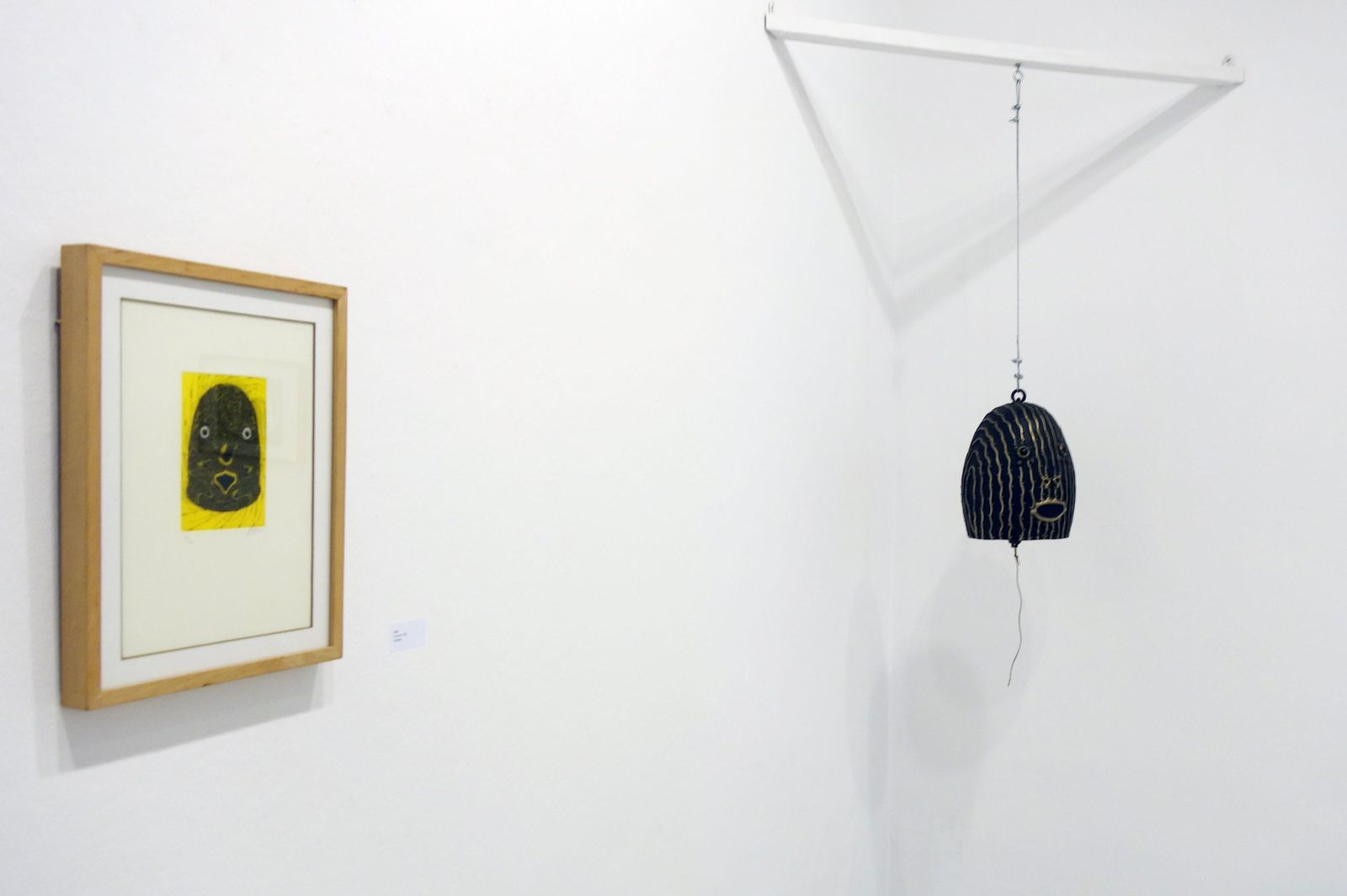 Las piezas "S/T" (grabado, 2001) y "Dong Diz" (bronce, 2001) de Evru