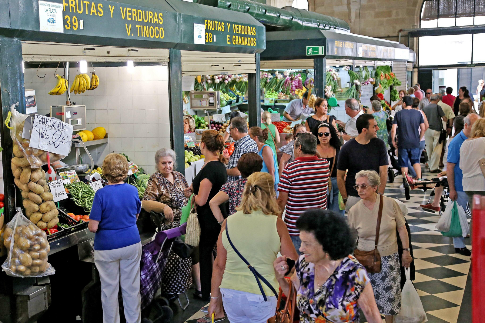 Puestos de frutas y verduras en el mercado de abastos.