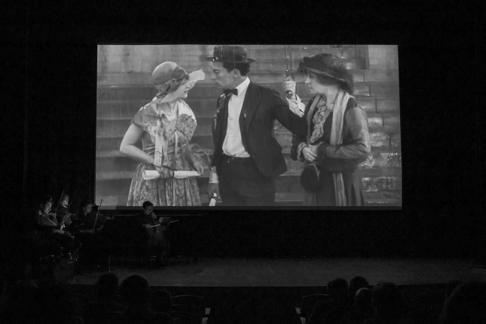 Un momento del espectáculo con el Trío Arbós poniendo música al film de Buster Keaton.