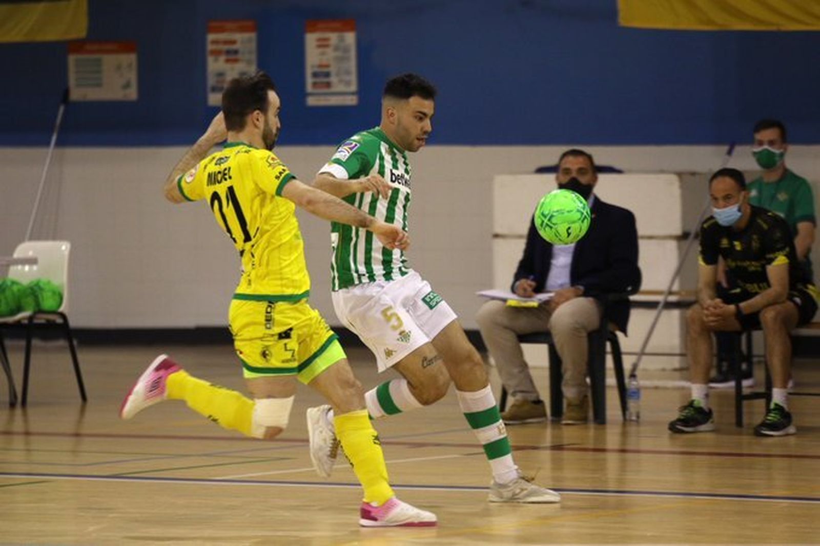 El bético Elías, en un lance del partido ante un rival.