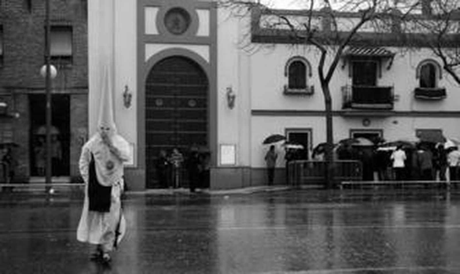 Un nazareno de los Negritos abandona la capilla de la Virgen de los Ángeles.