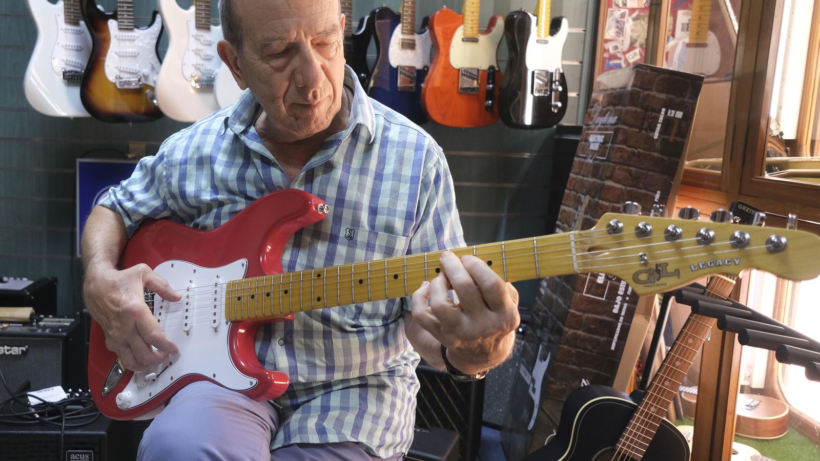 José Santiago 'Beethoven' toca la guitarra.