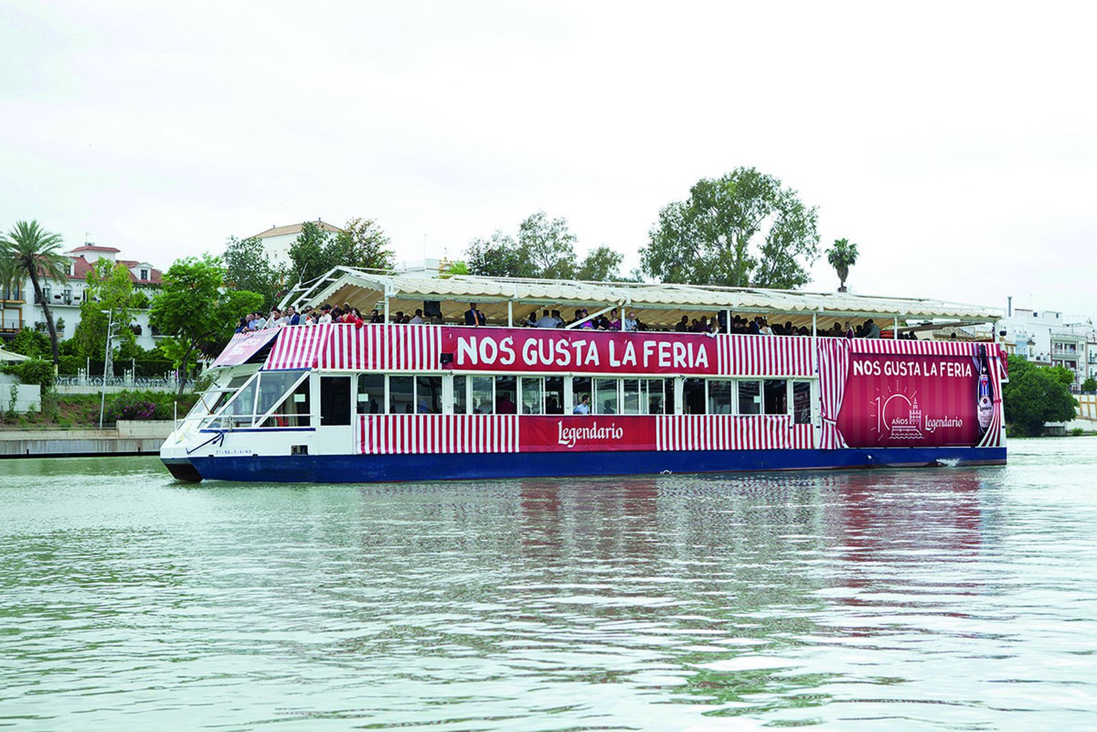 El barco iniciando la travesía hacia la feria.