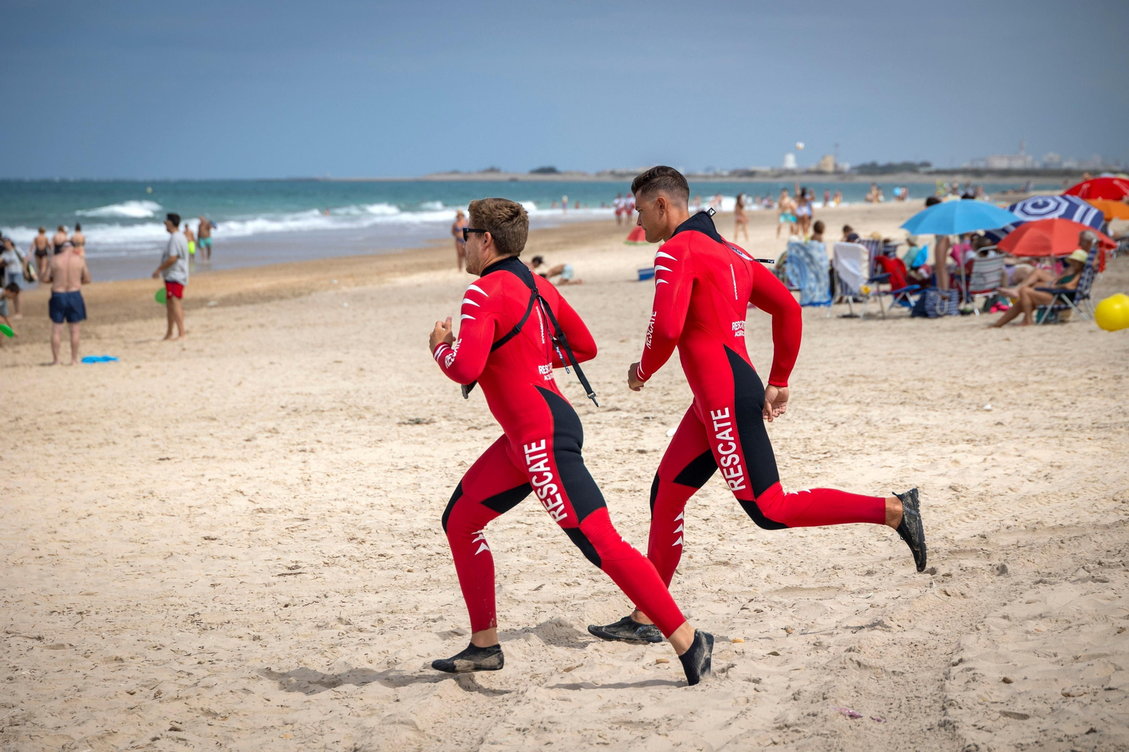 En imágenes: así se pone a prueba el servicio de socorrismo y salvamento de la playa de Camposoto